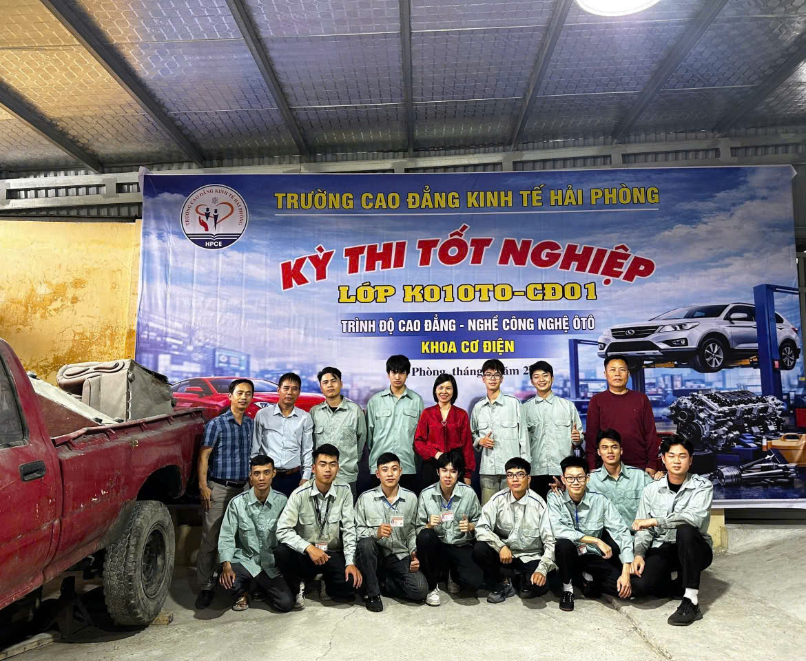 Trường Cao đẳng Kinh tế Hải Phòng tổ chức kỳ thi tốt nghiệp lớp K01OTO-CĐ01 và gửi lời chúc tới sinh viên