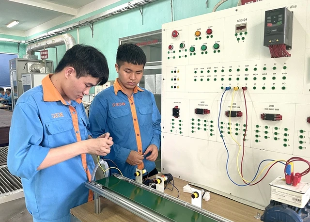 Giảm căng thẳng thi lớp 10: Đừng để vào trường nghề là giải pháp cuối cùng - Ảnh 1