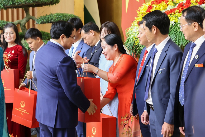 TỔNG THUẬT: Thủ tướng Chính phủ gặp mặt đại diện các nhà giáo tiêu biểu nhân Ngày Nhà giáo Việt Nam 20/11 - Ảnh 14