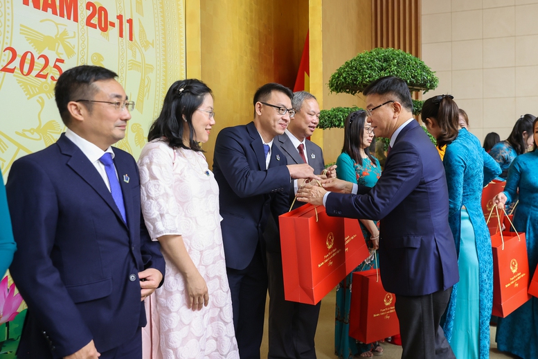 TỔNG THUẬT: Thủ tướng Chính phủ gặp mặt đại diện các nhà giáo tiêu biểu nhân Ngày Nhà giáo Việt Nam 20/11 - Ảnh 15