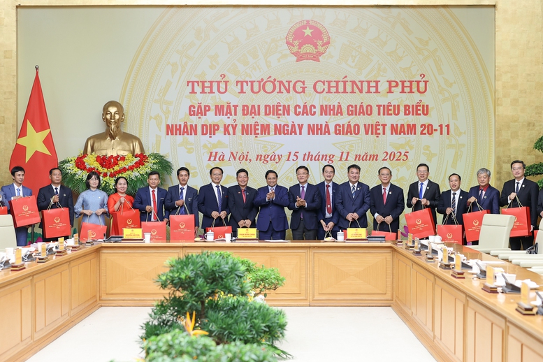 TỔNG THUẬT: Thủ tướng Chính phủ gặp mặt đại diện các nhà giáo tiêu biểu nhân Ngày Nhà giáo Việt Nam 20/11 - Ảnh 16